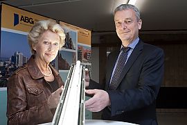 Oberbürgermeisterin Petra Roth und der Vorsitzende der Geschäftsführung der ABG, Frank Junker, bei der Inbetriebnahme der LED-Anlage - (c) Foto: Dirk Dick, Usingen